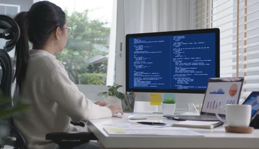 齐齐哈尔软件开发公司实战建议:网站赋能,为何必须接入支持机器人?